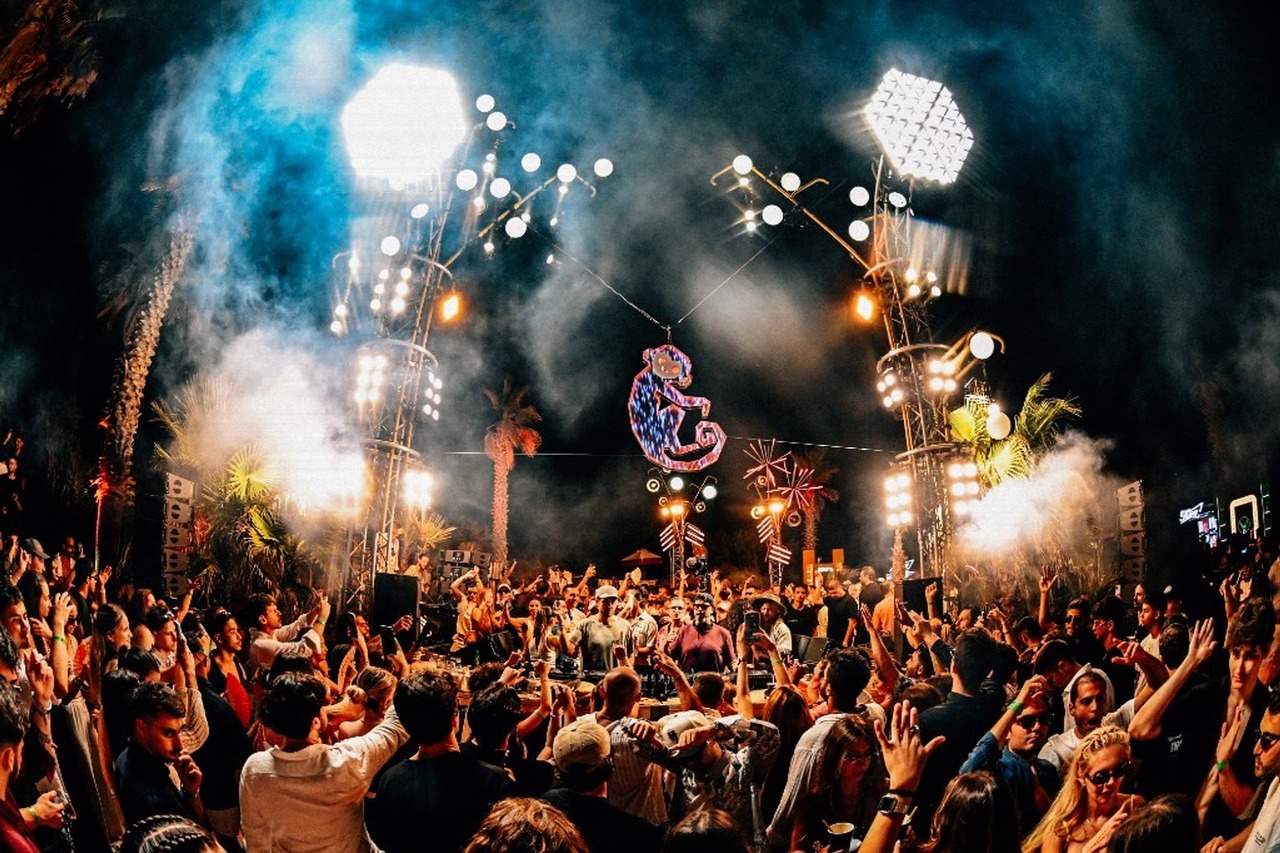 Neo Nature x Monkey 2025 — live beach festival show with crowd and palm trees